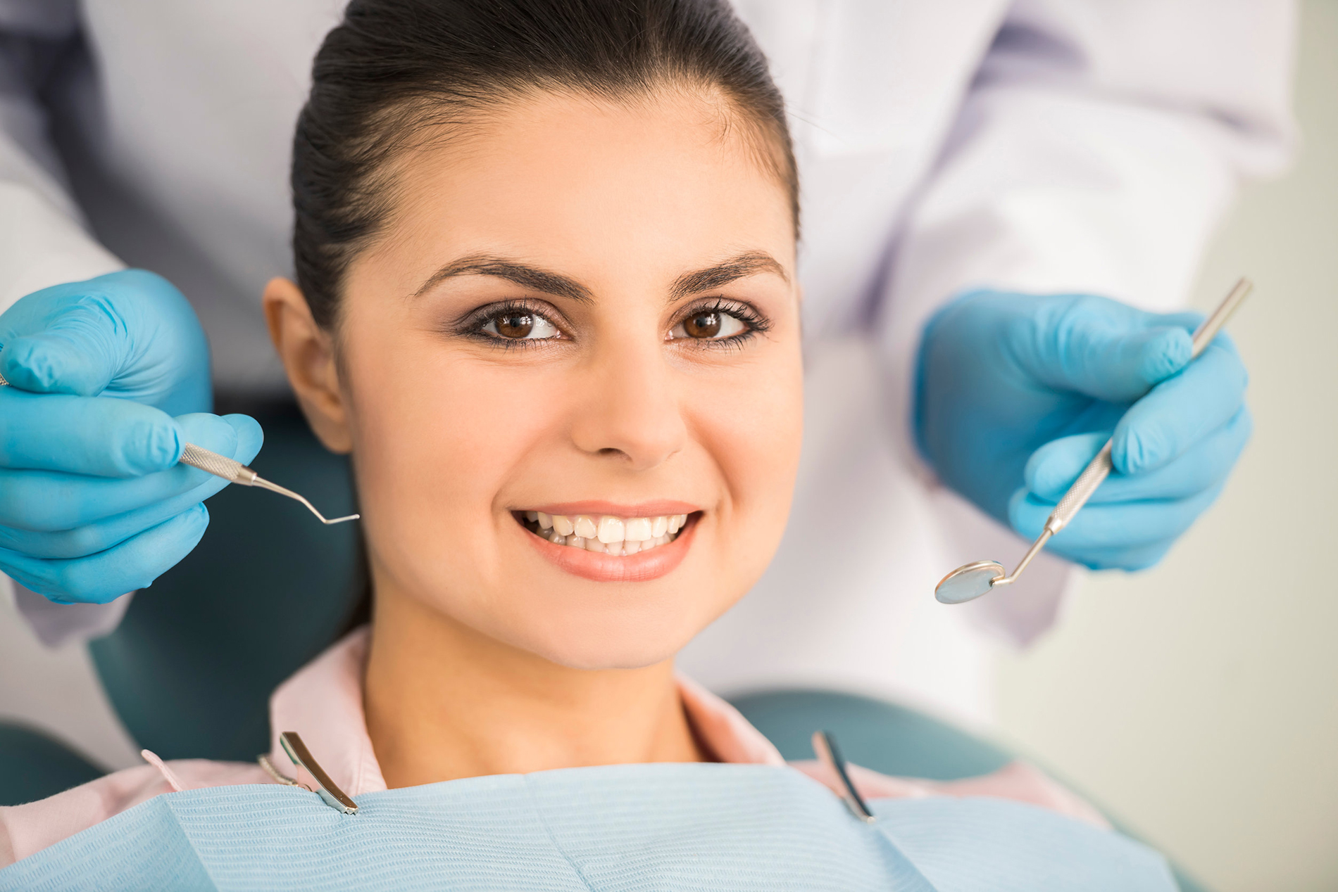 Dentist examining a patient's teeth in the dentist.